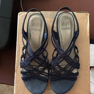 Ladies’ navy sandal. Size 10.